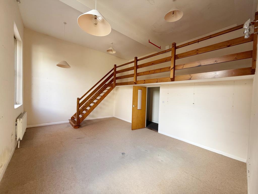 Lot: 5 - FORMER OFFICE AND BEDSITS WITH POTENTIAL CLOSE TO THE QUAY - Larger office with raised level accessed via staircase